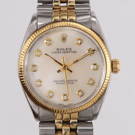 Rolex Oyster Perpetual 34, ref. 1005, snr. 8045198, cal. 1570, ø34mm, stål/gull, med diamanter (totalt 0,11ct G-H / VS2-SI1 iht. takst), automatisk, jubilee-lenke med foldelås, urskive i perlemor, slitasje på urskive og på pleksiglass, med boks, ytterboks og assuransetakst fra år 2009 Kontakt Lånekontoret for frakt