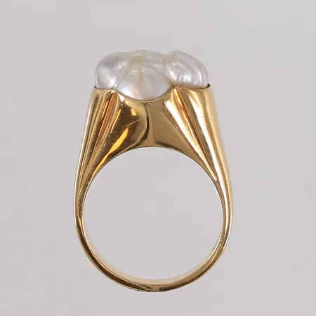 Ring med perle, ø18,4mm, bredde 3- 12mm, 14K, bruttovekt 10,4g Vekt: 0 g Kontakt Lånekontoret for frakt