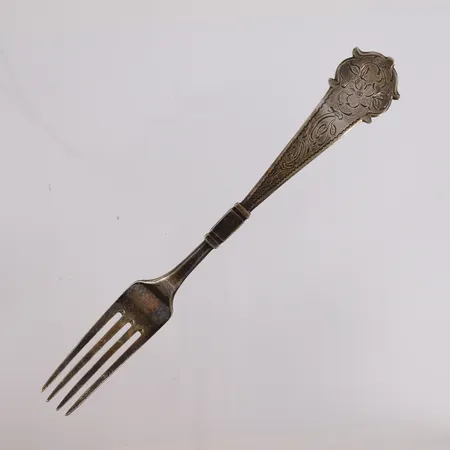 Spisegaffel, lengde 19cm, stemplet "Johan Koren Dahl", gravert, 830S Vekt: 33,4 g Kontakt Lånekontoret for frakt