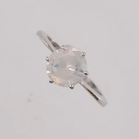 Ring med diamant (1,70 iht. gravering, cloudy), ø16,3mm, bredde 1,2- 9mm, hvitt gull, 9K, bruttovekt 2,3g, uten sertifikat/papirer Kontakt Lånekontoret for frakt