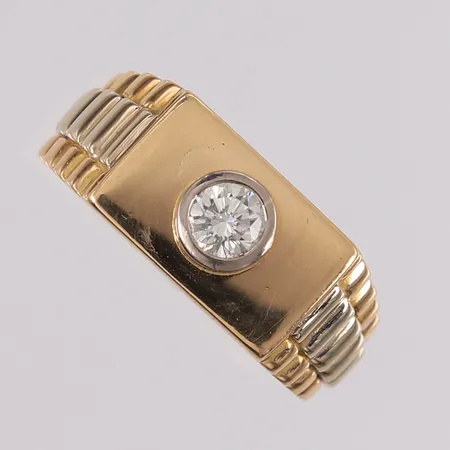 Ring med diamant (1 x ca. 0,50ct), to-farget, ø20,7mm, bredde 4,5- 9,6mm, 18K Vekt: 10,5 g Kontakt Lånekontoret for frakt