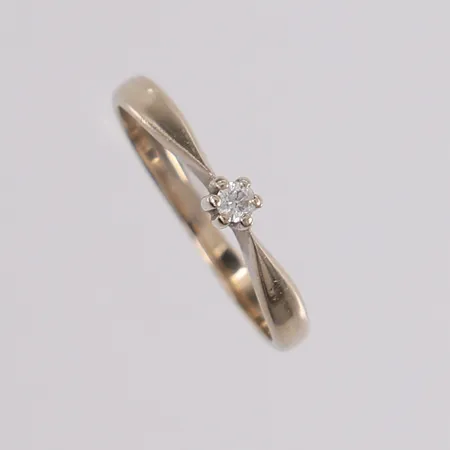 Ring med diamant (1 x ca. 0,05ct W / SI iht. gravering), ø16,8mm, bredde 1,7- 3mm, 14K, bruttovekt 1,7g Vekt: 0 g Kontakt Lånekontoret for frakt