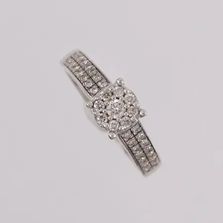 Ring med 37 diamanter (totalt 0,30ct iht. gravering), ø15,8mm, bredde 2- 6,1mm, hvitt gull, 9K Vekt: 2,9 g Kontakt Lånekontoret for frakt