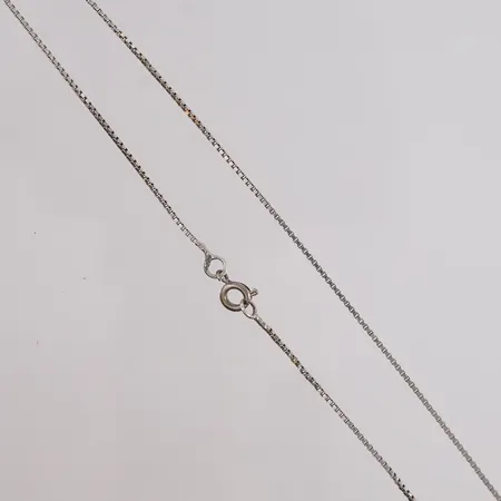 Kjede Veneziansk, lengde 40cm, bredde 1mm, noe ujevnt mønster, ustemplet, 830S Vekt: 2,4 g Kontakt Lånekontoret for frakt