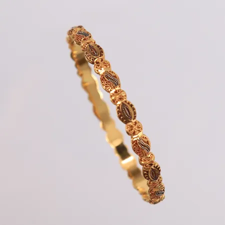 Armring, ø61mm, bredde 4,3- 6,2mm, 22K Vekt: 11 g Kontakt Lånekontoret for frakt