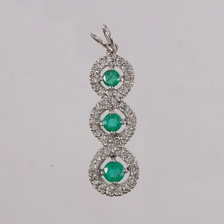 Anheng med diamanter (44 x ca. 0,01ct) og tre smaragder, 36x11mm, hvitt gull, 18K, bruttovekt 4,4g Vekt: 0 g Kontakt Lånekontoret for frakt