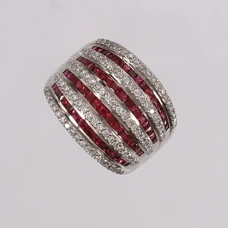 Ring med diamanter (95 x ca. 0,007ct) og fiolette safirer, ø19,6mm, bredde 4,5- 17,8mm, hvitt gull, 18K, bruttovekt 13,4g Vekt: 0 g Kontakt Lånekontoret for frakt