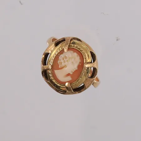 Ring med camée, ø17,3mm, bredde 1,6- 15,3mm, 14K, bruttovekt 4g Vekt: 0 g Kontakt Lånekontoret for frakt