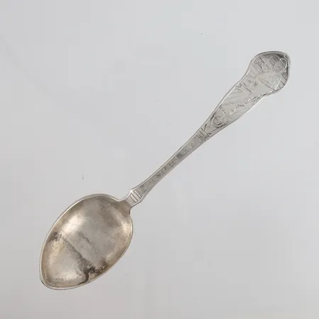 Barneskje, stemplet "nissen spiser grøt", lengde 16,3cm, gravert, 830S Vekt: 25,4 g Kontakt Lånekontoret for frakt