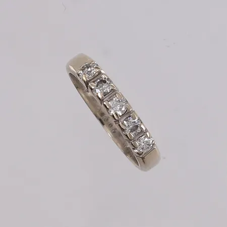 Ring med diamanter (5 x ca. 0,10ct), ø17,5mm, bredde 3,6mm, gravert, hvitt gull, 14K Vekt: 4 g Kontakt Lånekontoret for frakt