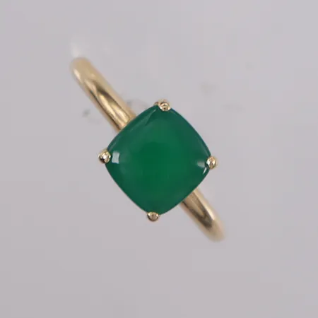 Ring med grønn sten (trolig krysopras), stemplet Thune, ø17mm, bredde 1,6- 8,1mm, 14K, bruttovekt 2,3g Vekt: 2,3 g Kontakt Lånekontoret for frakt