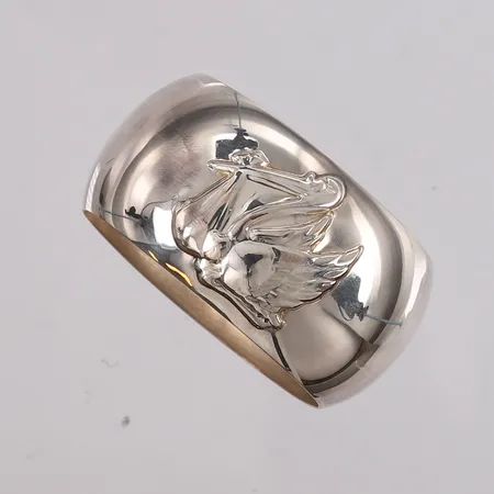 Serviettring med motiv av stork, oval, 47x37mm, bredde 23,7mm, 830S Vekt: 17,1 g Kontakt Lånekontoret for frakt