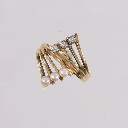 Ring med 3 perler og 3 blanke stener, ø16mm, bredde 2,2- 20,2mm, 14K, bruttovekt 4,6g Vekt: 0 g Kontakt Lånekontoret for frakt