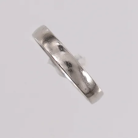 Ring, ø16,8mm, bredde 3,5mm, gravert, platina (950) Kontakt Lånekontoret for frakt
