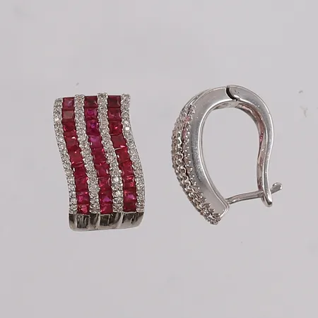 Ett par øredobber med diamanter (136 x ca. 0,005ct) og fiolette safirer, 18x11mm, hvitt gull, 18K, bruttovekt 10,9g Vekt: 0 g Kontakt Lånekontoret for frakt