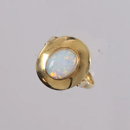 Ring med syntetisk opal, ø18mm, 16x17mm, 14K, bruttovekt 3,3g Vekt: 0 g Kontakt Lånekontoret for frakt