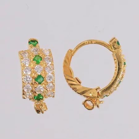 Ett par øredobber med grønne og blanke stener, ø14mm, 22K, bruttovekt 4,4g Vekt: 0 g Kontakt Lånekontoret for frakt