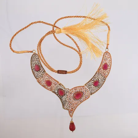 Halssmykke med rubiner, snor med justerbar lengde, bredde 1,4- 67mm, 20K, bruttovekt 31,1g Vekt: 0 g Kontakt Lånekontoret for frakt