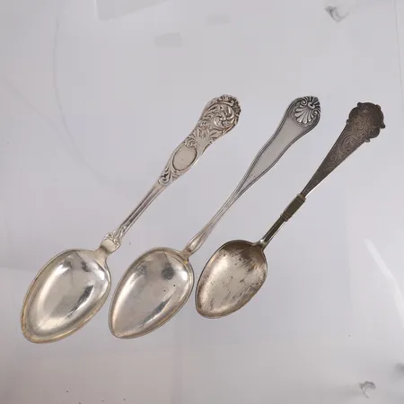 3 stk. spiseskjeer, lengder hhv. 18,9cm, 20,8cm og 21cm, graverte, 830S Vekt: 132,7 g Kontakt Lånekontoret for frakt