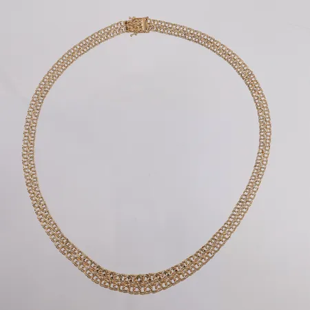 Kjede Bismarck, dosert, lengde 44,5cm, bredde 7- 11,9mm, noe ujevnt mønster, 14K Vekt: 20,8 g Kontakt Lånekontoret for frakt