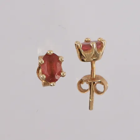 Ett par øredobber med rosa stener, ø8mm, én dobb er noe bøyd, 14K, bruttovekt 1,4g Vekt: 0 g Kontakt Lånekontoret for frakt