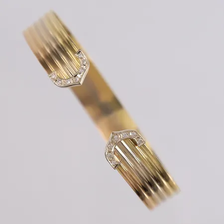 Armring med diamanter (14 x ca. 0,01ct), 3-farget, åpen, ø60mm, bredde 10mm, 18K Vekt: 15,4 g Kontakt Lånekontoret for frakt