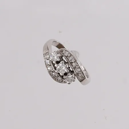 Ring med 13 diamanter (totalt 0,56ct iht. gravering), ø16,1mm, bredde 1,8- 10,1mm, 14K, bruttovekt 5,2g Vekt: 0 g Kontakt Lånekontoret for frakt