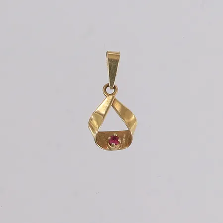 Anheng med rubin, 18x9mm, 14K, bruttovekt 0,6g Vekt: 0 g Kontakt Lånekontoret for frakt