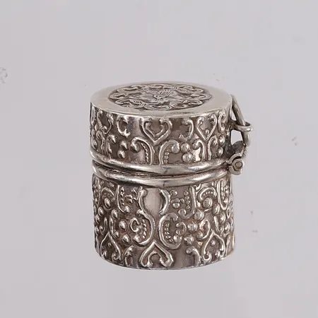 Pilleboks/pyntegjenstand i sølv med pent mønster og ring til oppheng, høyde 27mm, ø23mm, 925S Vekt: 11,5 g Kontakt Lånekontoret for frakt