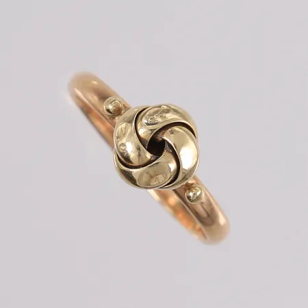 Ring knute, ø18,6mm, bredde 2,5- 8,5mm, noe bulkete, 14K Vekt: 2,9 g Kontakt Lånekontoret for frakt