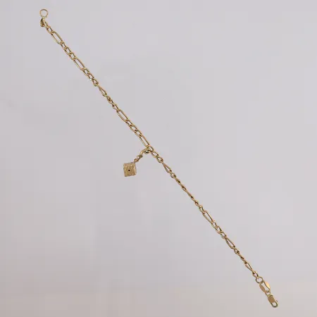 Armbånd Figaro med én charm, lengde 19,5cm, bredde 3,2mm, noe slitt, 18K Vekt: 3,4 g Kontakt Lånekontoret for frakt