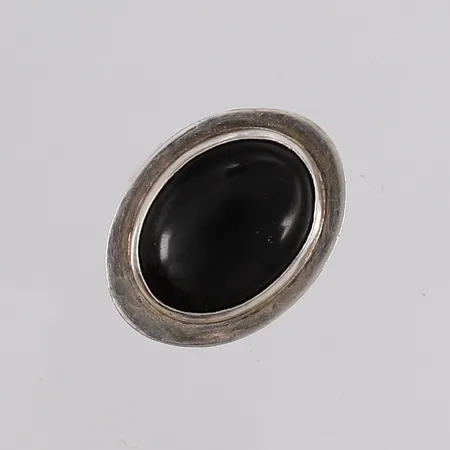 Ring med sort sten, ø17mm, bredde 5- 26,6mm, 925S, bruttovekt 10g Vekt: 0 g Kontakt Lånekontoret for frakt