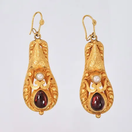 Ett par øredobber med perler og røde stener, 20x60mm, 21K, bruttovekt 15,9g Vekt: 0 g Kontakt Lånekontoret for frakt