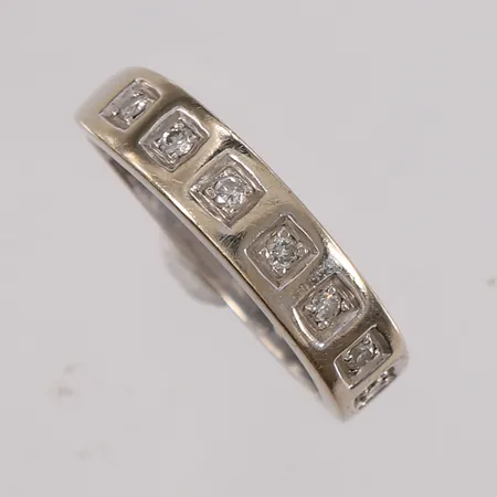 Ring med 7 diamanter (totalt 0,20ct iht. gravering), ø19,6mm, bredde 2,2- 5,3mm, noe slitt rhodinering, hvitt gull, 14K Vekt: 4,6 g Kontakt Lånekontoret for frakt