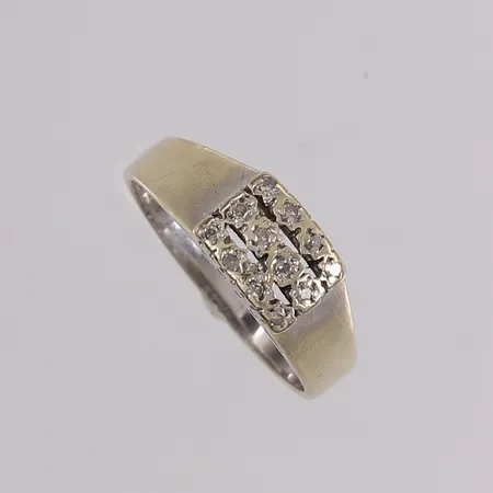 Ring med diamanter (12 x ca. 0,01ct), ø18mm, bredde 2- 6,8mm, 14K, bruttovekt 3,5g Vekt: 0 g Kontakt Lånekontoret for frakt