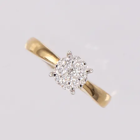 Ring med diamanter (1 x ca. 0,05ct, 6 x ca. 0,02ct og 6 x ca. 0,008ct), ø16,5mm, bredde 2,2- 7mm, 14K, bruttovekt 3,2g Vekt: 0 g Kontakt Lånekontoret for frakt