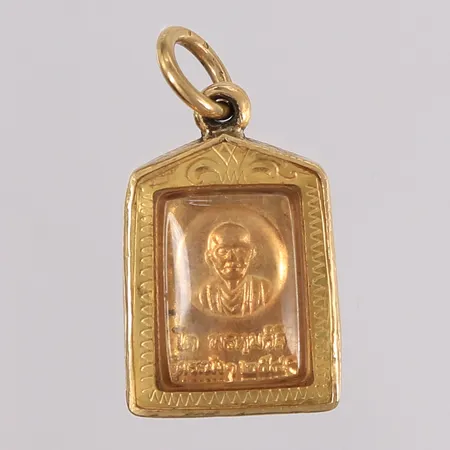 Anheng med figurplate i kobber og plastdeksel, 26x14mm, 18K, bruttovekt 4,4g Vekt: 0 g Kontakt Lånekontoret for frakt