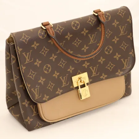 Veske, Louis Vuitton M44257 Marignan Monogram Canvas & Grained Leather Sesame, ca. 30x23x12 cm, med originalboks, skulderrem, dustbag og kvittering (kjøpt Louis Vuitton Oslo, juni 2018) Kontakt Lånekontoret for frakt