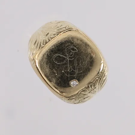 Ring med diamant (1 x ca. 0,01ct) og gravert plate, ø16,7mm, bredde 4,6- 15,1mm, 14K Vekt: 7,8 g Kontakt Lånekontoret for frakt