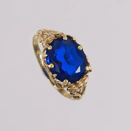 Ring med blå syntetisk spinell, ø18,3mm, bredde 1,8- 10,9mm, noe slitasje, 14K, bruttovekt 2,7g Vekt: 0 g Kontakt Lånekontoret for frakt