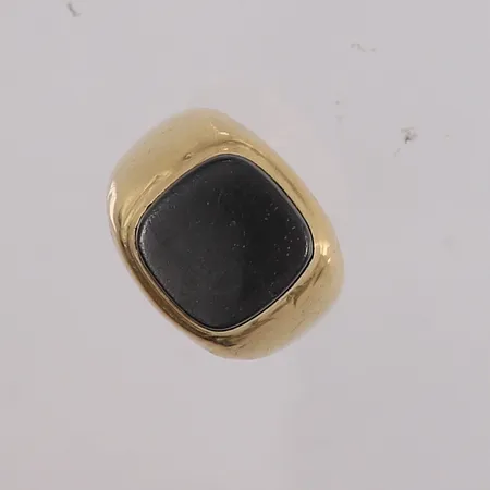 Ring med grå-sort sten, ø18,5mm, bredde 3,2- 15mm, slitasje på sten, 14K, bruttovekt 6,4g Vekt: 0 g Kontakt Lånekontoret for frakt