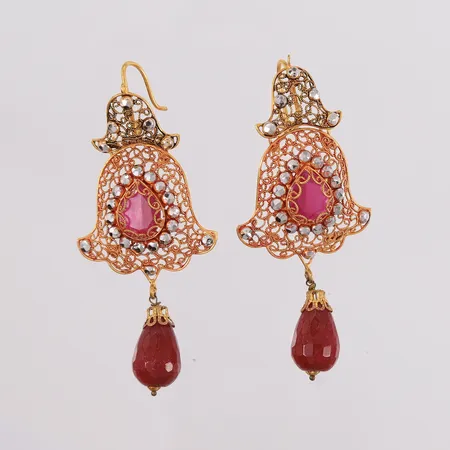 Ett par øredobber med rubiner, 69x29mm, 20K, bruttovekt 13,5g Vekt: 0 g Kontakt Lånekontoret for frakt