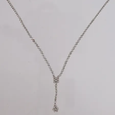Halssmykke med 74 diamanter (totalt ca. 1,10ct), lengde ca. 45cm, bredde 1,8- 2,7mm, 2 stener mangler, defekt lås (sikkerhetslås fungerer), hvitt gull, 18K, bruttovekt 17g Vekt: 0 g Kontakt Lånekontoret for frakt