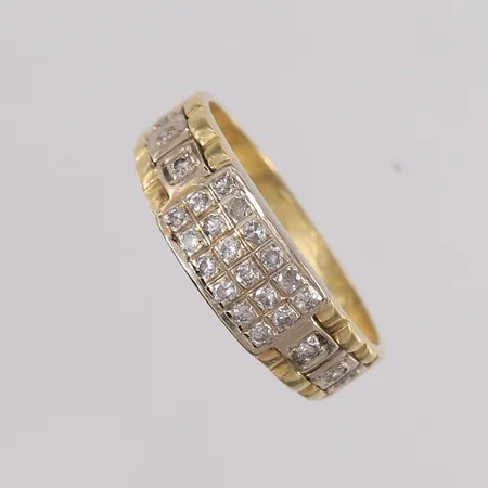 Ring med briljantslipte diamanter (6 x ca. 0,02ct og 18 x ca. 0,01ct), to-farget, ø21mm, bredde 3,9- 7,2mm, tre av diamantere har skader, noe bulkete, 14K, bruttovekt 5g Vekt: 0 g Kontakt Lånekontoret for frakt