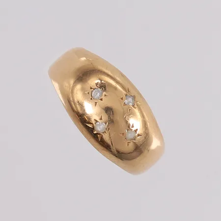 Ring med blanke stener, ø17,5mm, bredde 3,3- 9,3mm, 18K, bruttovekt 2,8g Vekt: 0 g Kontakt Lånekontoret for frakt