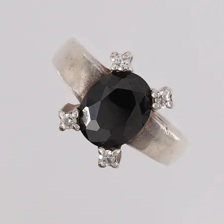 Ring med én sort og fire blanke stener, ø17,2mm, bredde 2,9- 13mm, 925S, bruttovekt 6,3g Vekt: 0 g Kontakt Lånekontoret for frakt