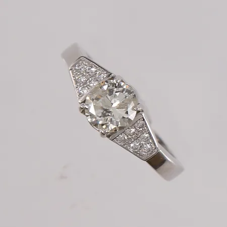 Ring med diamanter (1 x ca. 1,00ct og 12 x ca. 0,01ct), ø16,9mm, bredde 2,2- 6,5mm, hvitt gull, 14K, bruttovekt 4,3g, uten sertifikat/papirer Kontakt Lånekontoret for frakt