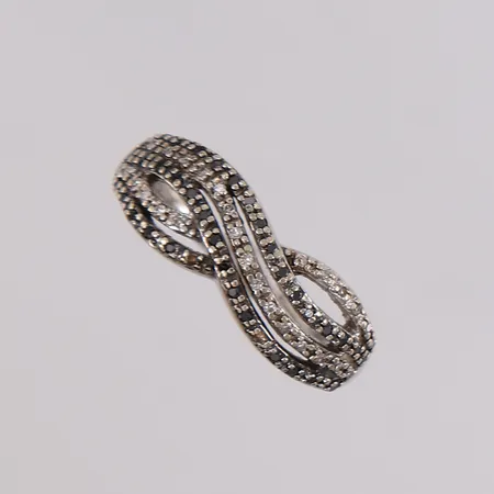 Ring med diamanter (27 x ca. 0,006ct) og sorte stener, ø21mm, bredde 1,4- 8,4mm, 2 sorte stener mangler, hvitt gull, 14K, bruttovekt 4,5g Vekt: 0 g Kontakt Lånekontoret for frakt