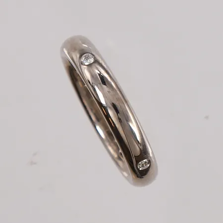 Ring med diamanter (4 x ca. 0,02ct), ø18,1mm, bredde 3,9mm, hvitt gull, 14K Vekt: 7 g Kontakt Lånekontoret for frakt