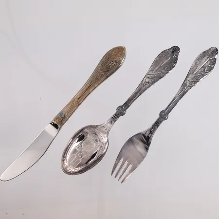 Gavesett i sølv (gaffel, skje og kniv), originalboks fra gullsmed H.A. Neerbye, bruttovekt uten emballasje 107,3g Vekt: 0 g Kontakt Lånekontoret for frakt